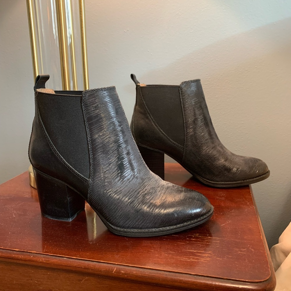 Sofft Welling textured leather ankle bootie